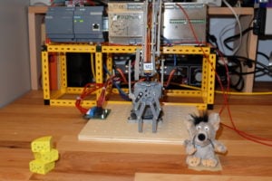 Abbildung 1: Der komplette, einsatzfertige Roboterarm. Der Greifer stammt aus einem 3D-Drucker.
